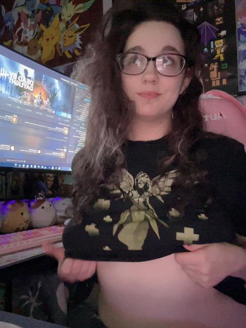 Your shy gamer gf showing you her tits for the first time : video clip