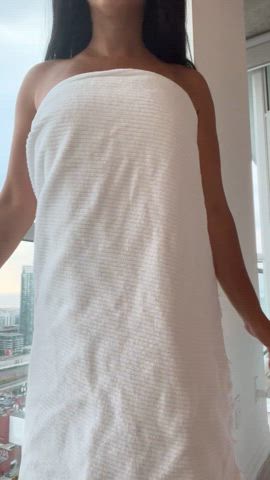 I keep dropping my towel 😳 : video clip