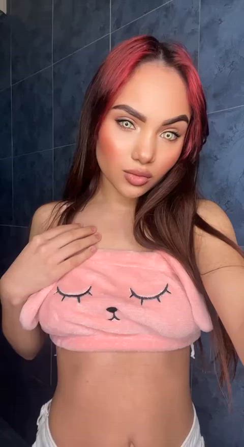 Can't resist the urge to show a boob on the first date : video clip