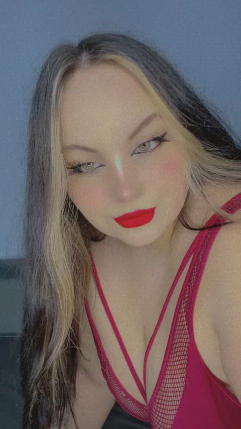 Come to my couch and fuck me, I'll let you do whatever you want to me : video clip