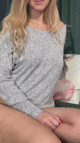 Just a real, hairy milf chillin in her bed : video clip