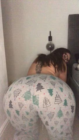 I need someone that’s gonna be able to destroy my lil pussy and ass 😪 : video clip