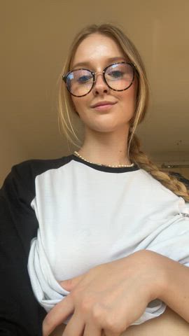 Do you prefer me with or without glasses? [F] : video clip