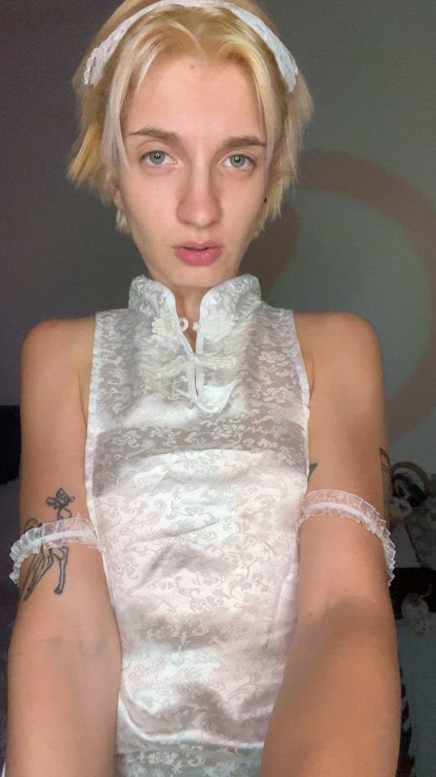 Small teen is showing off her boobs : video clip