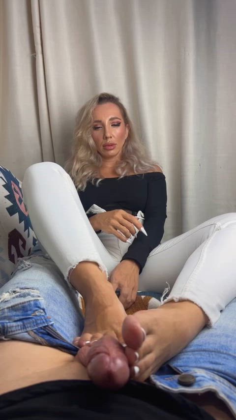 I really need a bigger dick to play with my feet : video clip