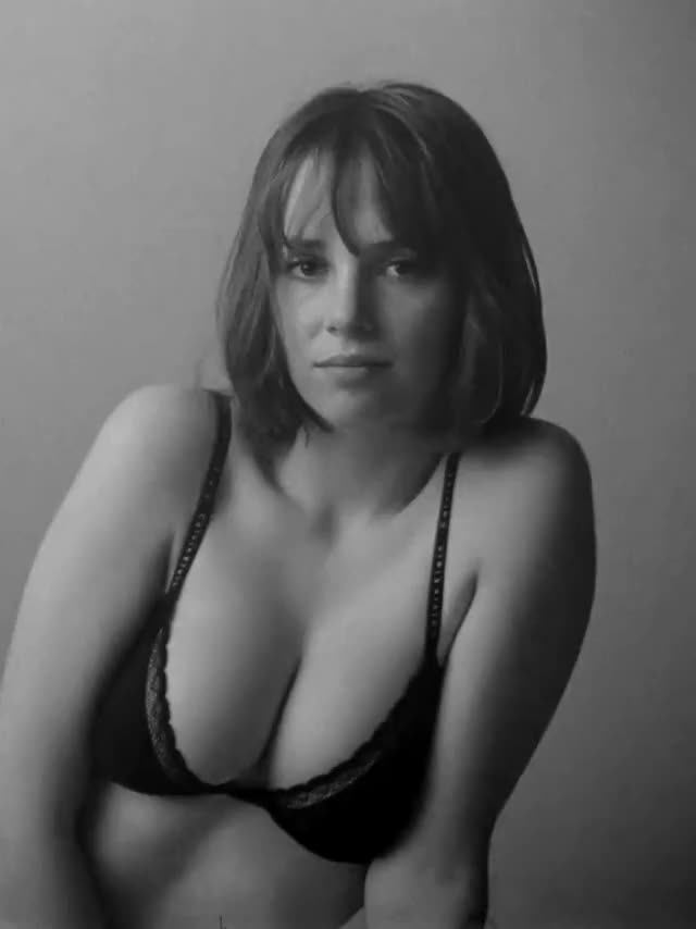 Maya Hawke Big Tits : video clip