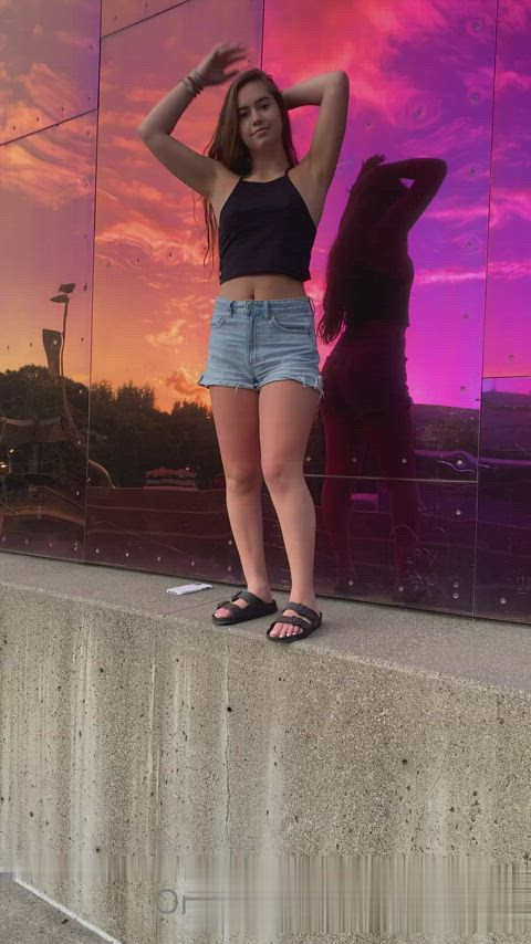 21 [F] I'm drunk and horny and Im gonna send a nude to everyone who asks until I pass out. Thats it. End of post 👻schevelynp : video clip