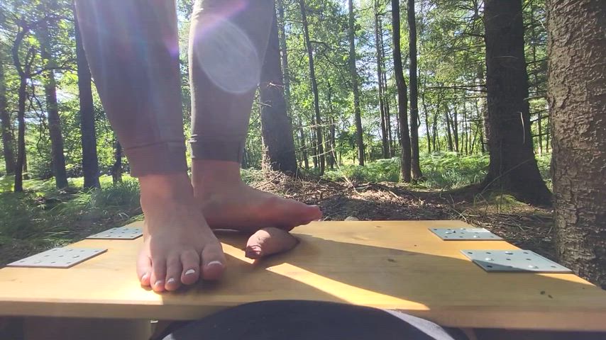 Footjob trampling until I cum under her full weight : video clip