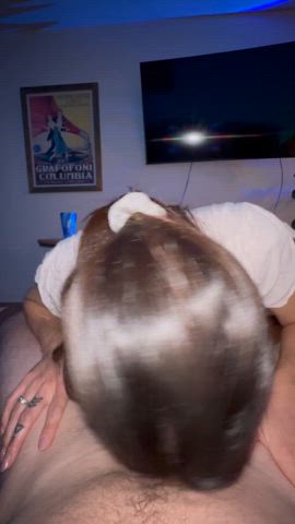 My married friend says he never gets blowjobs so I helped him out : video clip