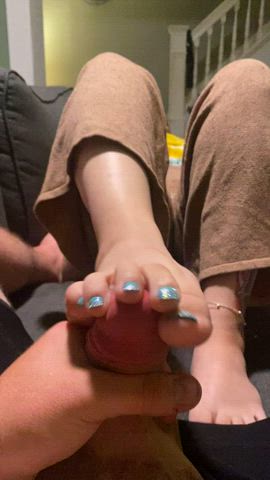 I love feeling cum blow through my toes : video clip