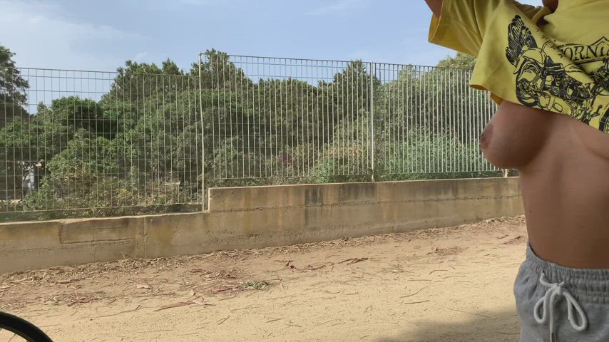 Would you say something if you saw me flashing my tits? : video clip