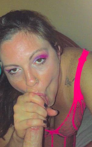 Slutty wife gives blowjob : video clip