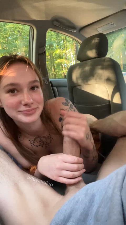 Quick handjob in the backseat : video clip