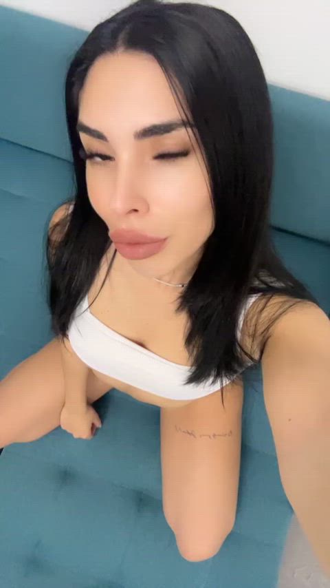 Do I look hotter with or withour panties? : video clip