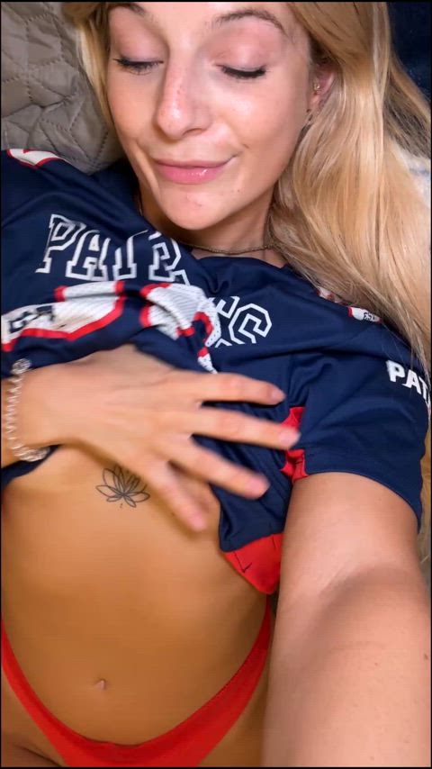 I’ll make you breakfast if you give my boobies a few kisses : video clip