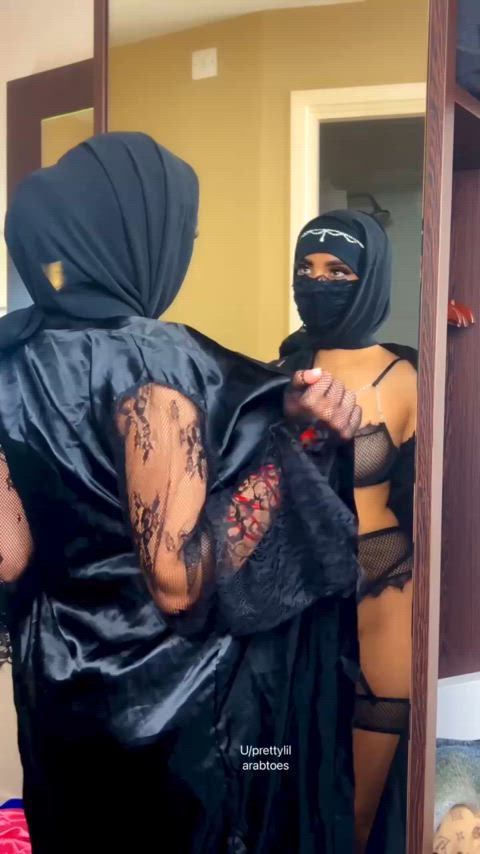 In case you’re wondering what a Muslim girl wears under her traditional clothes : video clip