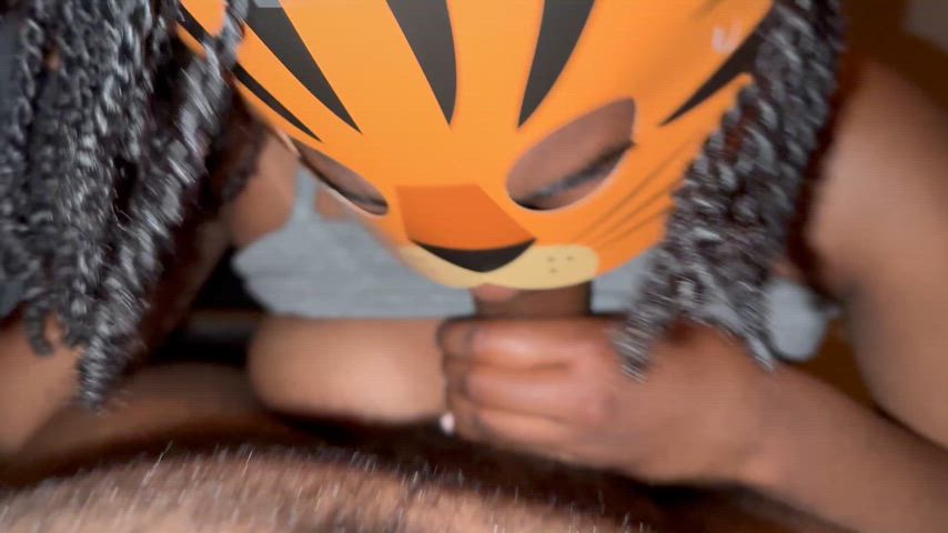 Masked blowjob’s are the best : video clip