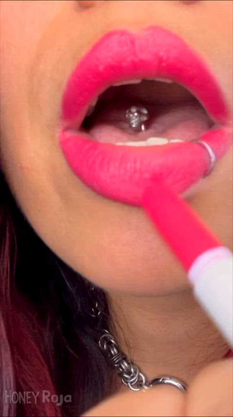 Painting these luscious lips before worshipping my favourite thing 💄💋 : video clip