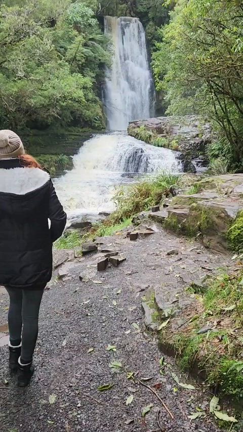 Hiking makes me horny : video clip