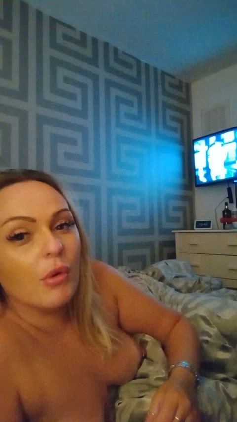 Girlfriend loves the taste of cock : video clip