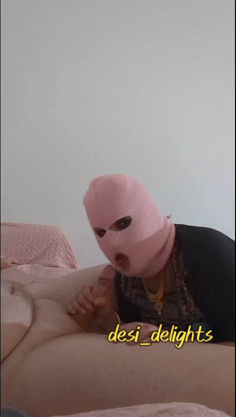 Indian Bhabhi gives a BJ : video clip