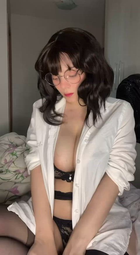 Goon and edge looking at me : video clip