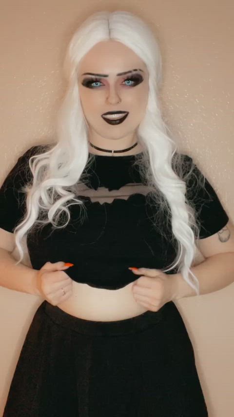 Who doesn’t love a big titty goth girl? : video clip