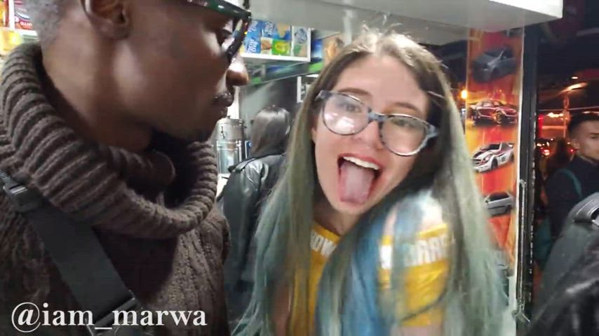 Kissing a white girl : video clip