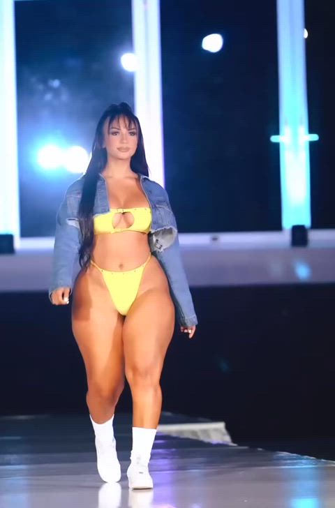 Cami being super thick on the runway again… 😵‍💫 : video clip