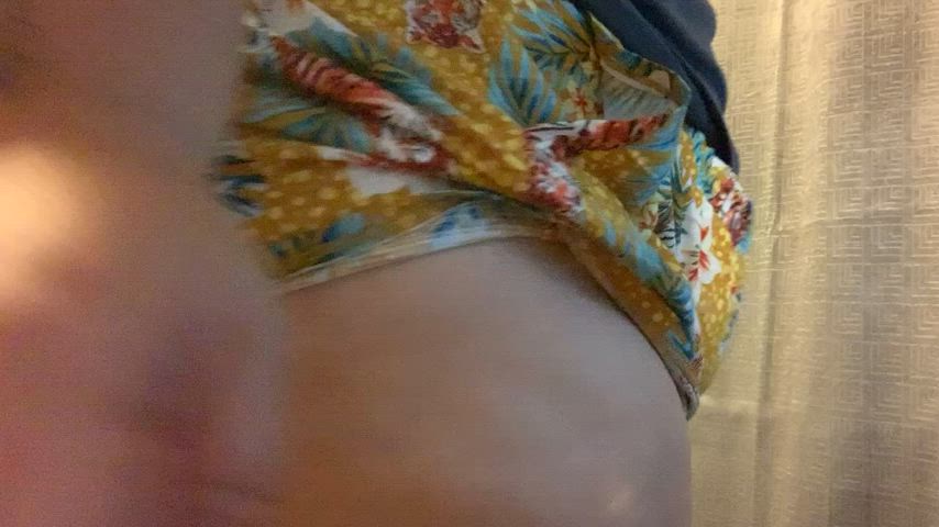 My mom has so much ass to goon to : video clip