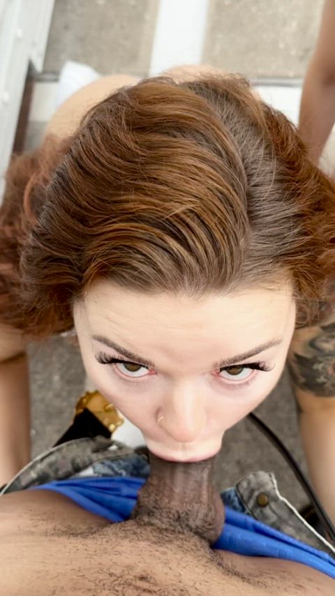 Deep throating in the parking lot : video clip