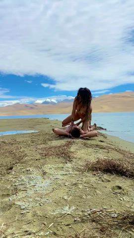 When she gets bored at the beach : video clip