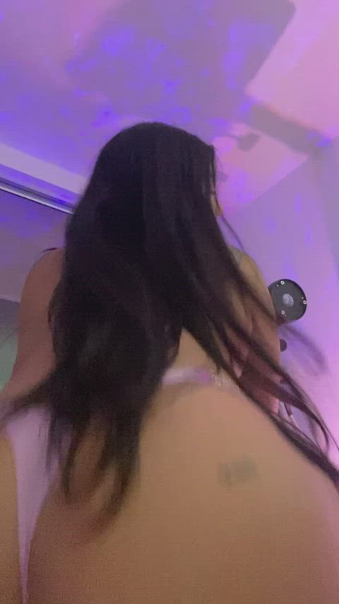 All of my dad's friends want to see me naked : video clip