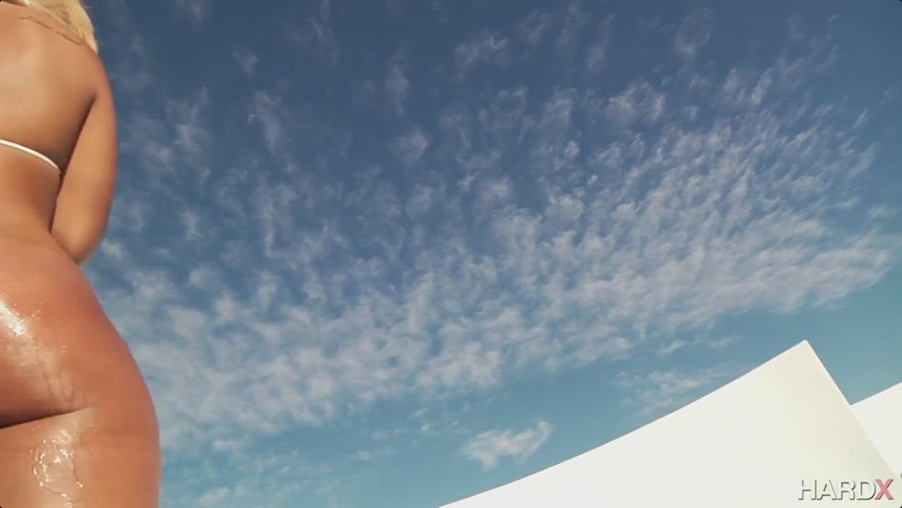 Anikka Albrite and Kelsi Monroe Ass Tease : video clip