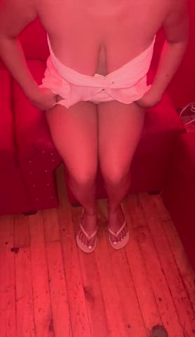 Got dared to take off my thong in the bar : video clip