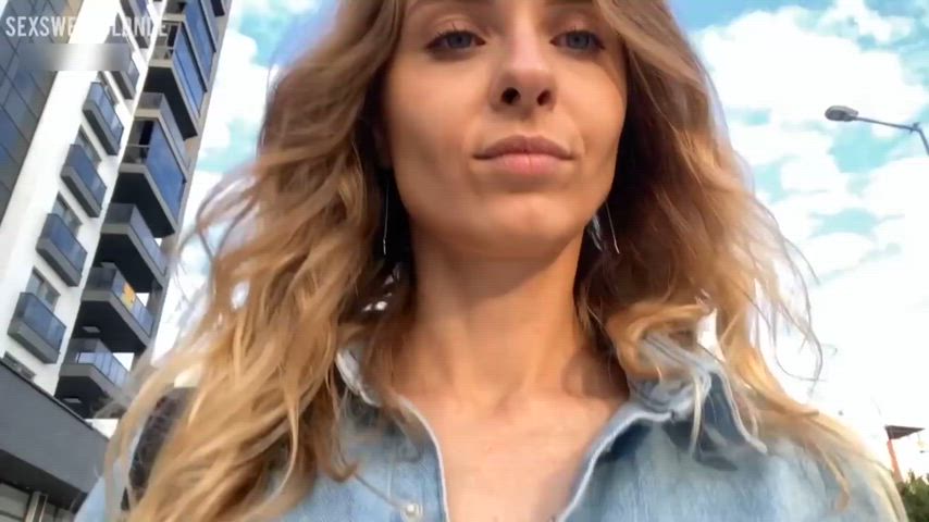 I wanted to masturbate right away, I found a private place : video clip