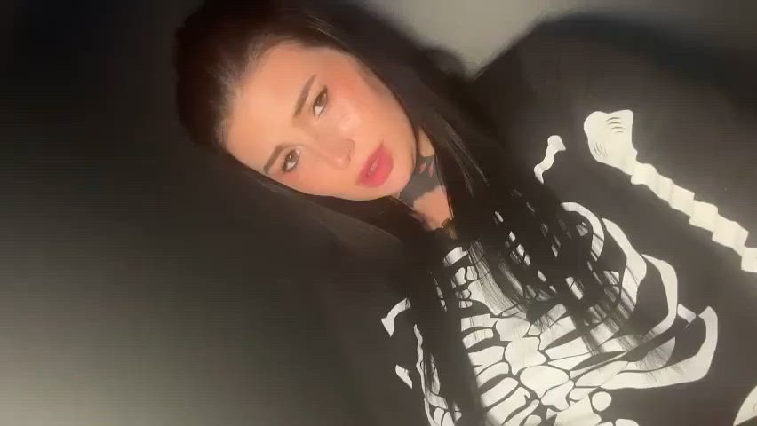 Phat pussy loves jump to front of the que : video clip