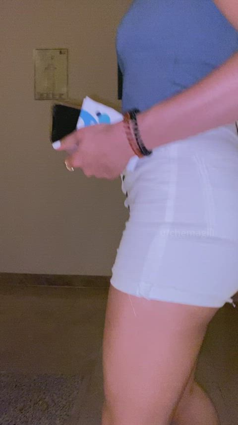 I'm like Kim K, everytime I see a flash I have to pose 🤣 : video clip