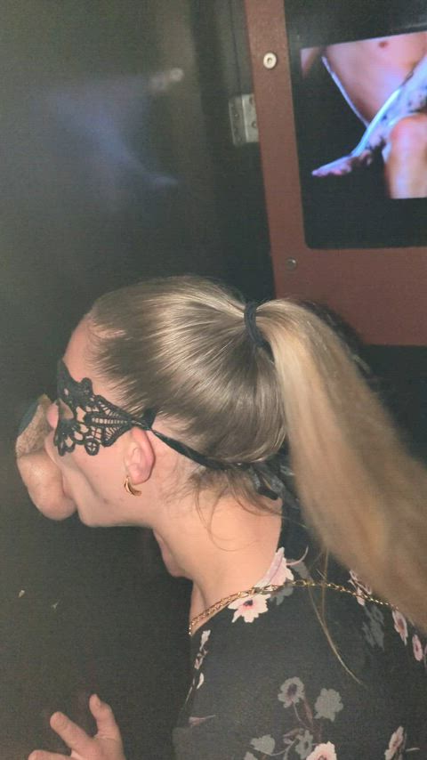 Sucking cock at my first glory hole! Had way too much fun, will definitely be doing this again : video clip