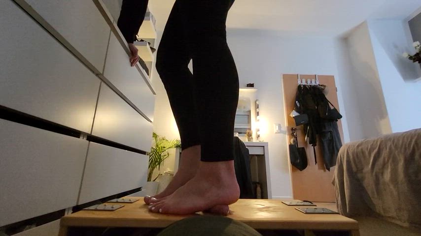 Footjob trampling, barefoot and oiled up until I cum : video clip