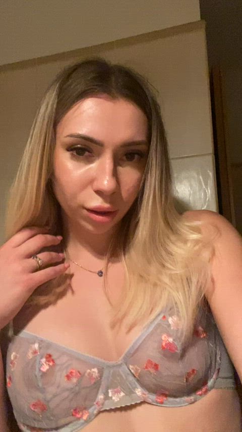 People always tell me to wear bras but I like bra-less : video clip