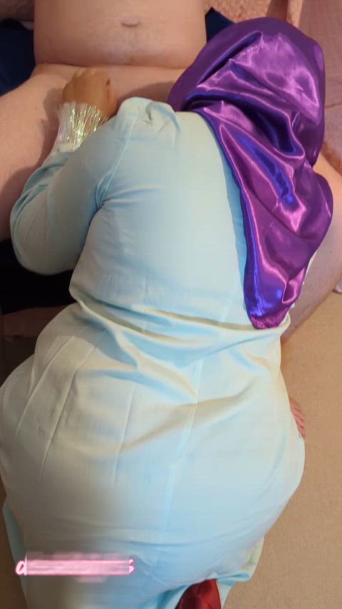 Hijabi on her knees : video clip