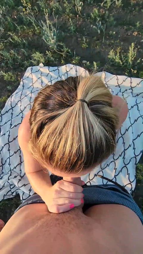 Farm girl sucks cock outside : video clip