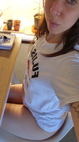 This babe with a good face wants to submit you : video clip