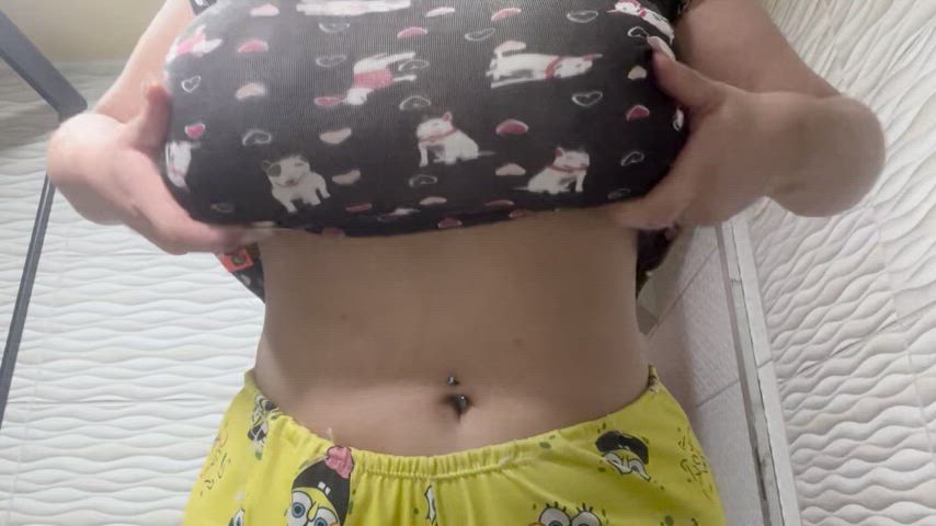 Fuck I love stroking to huge natural tits🖤🤤 : video clip