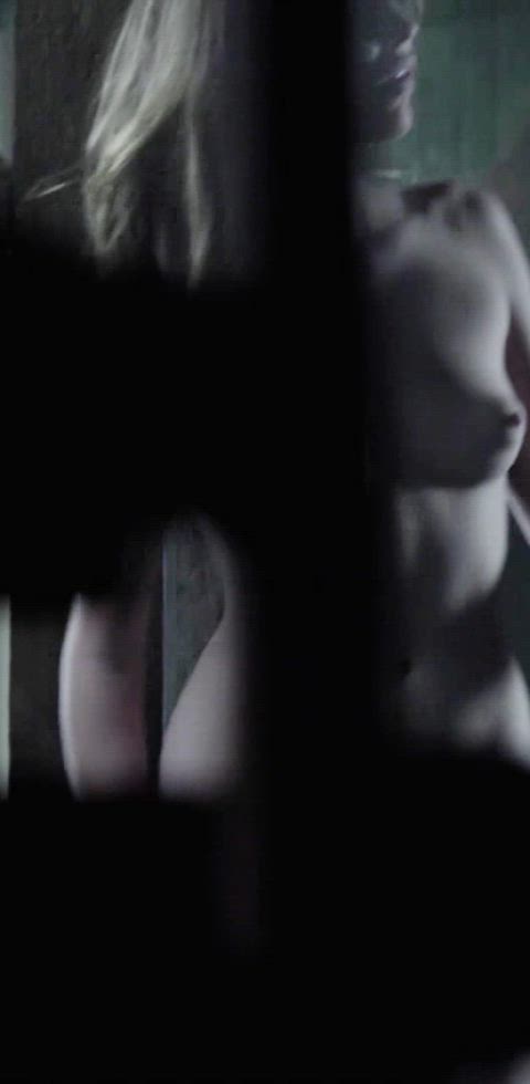 Lili Simmons (Age 20 vs Age 30) : video clip