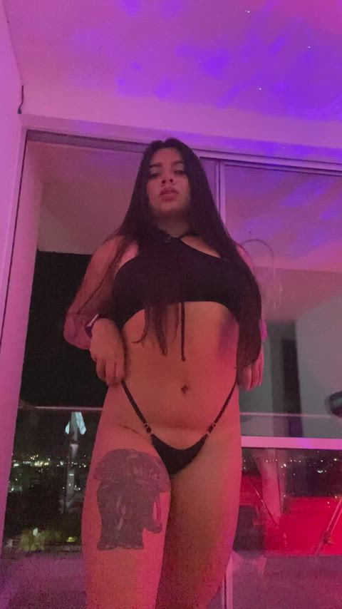 I’m finally 22 and I want to know what you think of my Latina body! : video clip