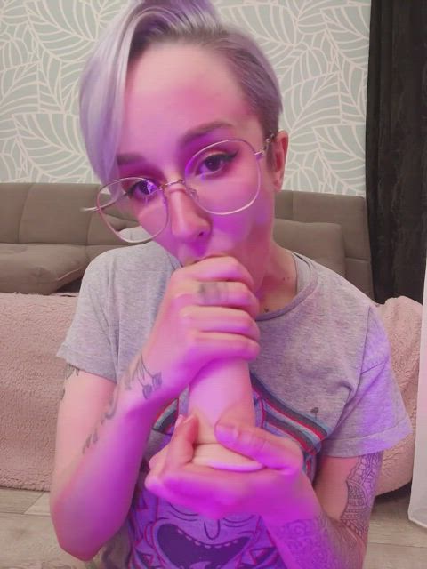 This is how a can serve your dick : video clip