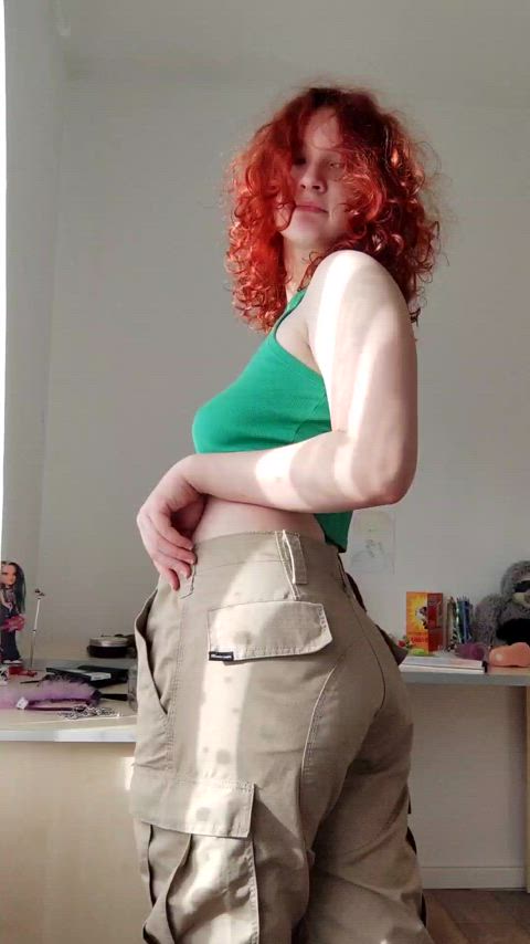 Smack my butt until it becomes red : video clip