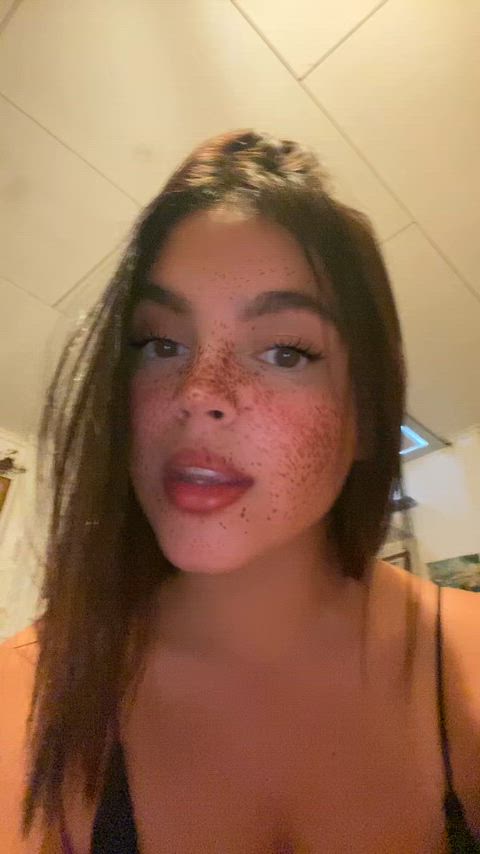 I love it when a guy is to making a mess on my boobs. : video clip